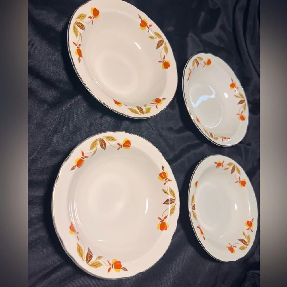 Hall Jewel Tea Autumn Leaf - Set of 4 5 1/2” fruit bowls in excellent condition.